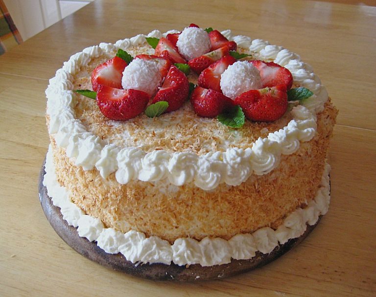 Торт бисквитный без крема. Торт Рафаэлло Наполеон. Медовик Рафаэлло. Украшение бисквитного торта. Украшение медового торта.