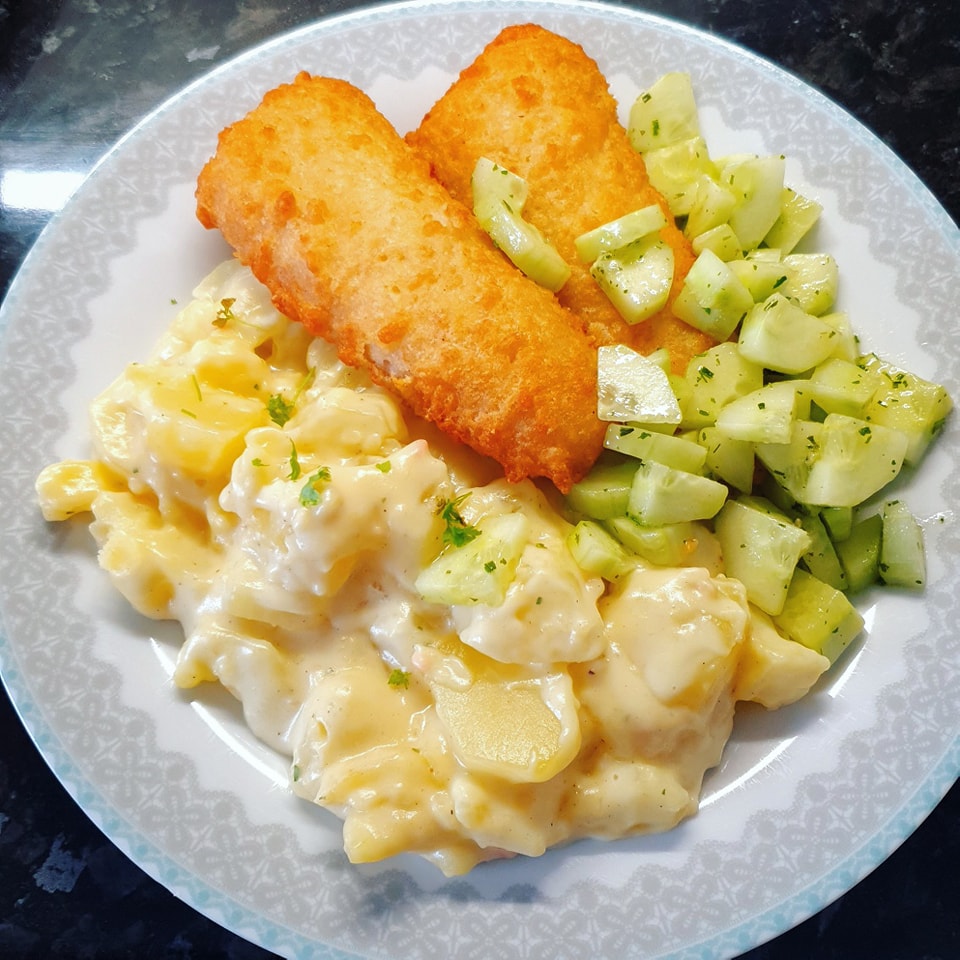 Rahmkartoffeln mit Ofen-Backfisch und Gurkensalat – Geschmackvoll