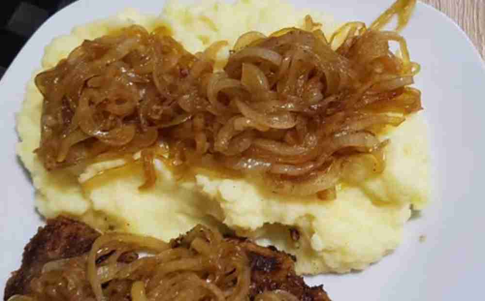 Leber mit Kartoffelpüree und Apfel ,Leber mit Zwiebeln und Soße ,Berliner Leber mit Äpfeln und Zwiebeln ,Leber Berliner Art ,Gebratene Leber ,Leber mit Kartoffeln ,Leber mit Sauce ,Rezept Schweineleber mit Zwiebeln